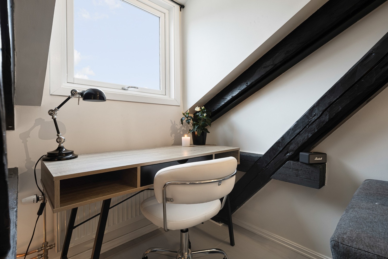 Fin plass til arbeidsplass ved vinduet. Galleribilde