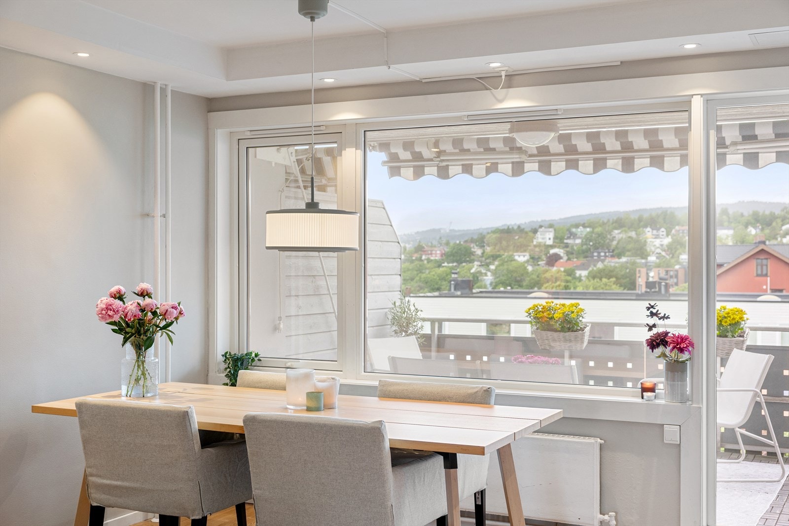 Både inne og ute har du utsikt mot Holmenkollen Galleribilde