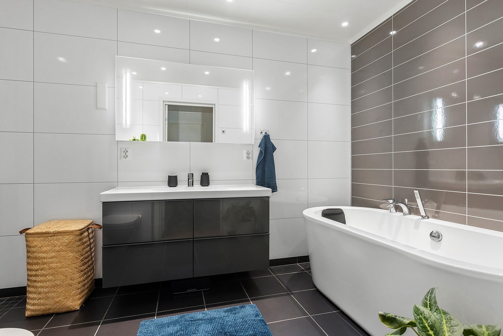 Det er både badekar og dusj på badet Galleribilde