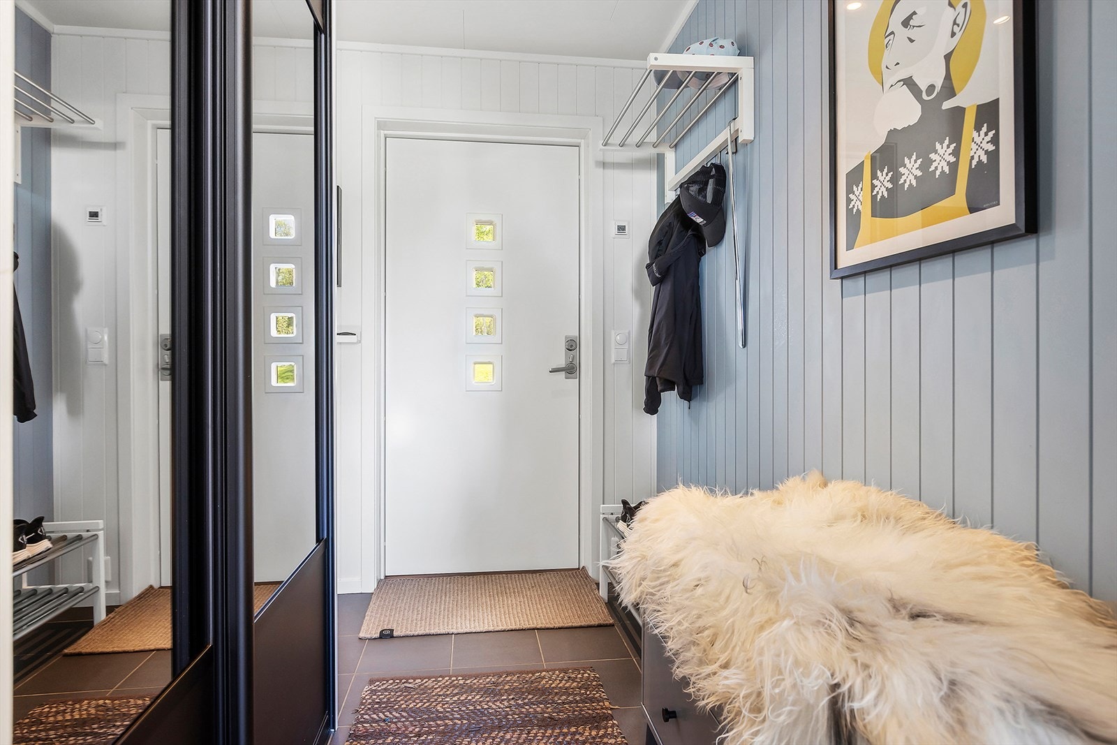 Entré har skyvedørsgarderobe med speilfronter Galleribilde