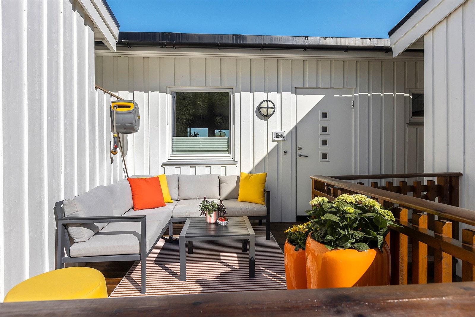 Terrasse ut mot rolig område Galleribilde