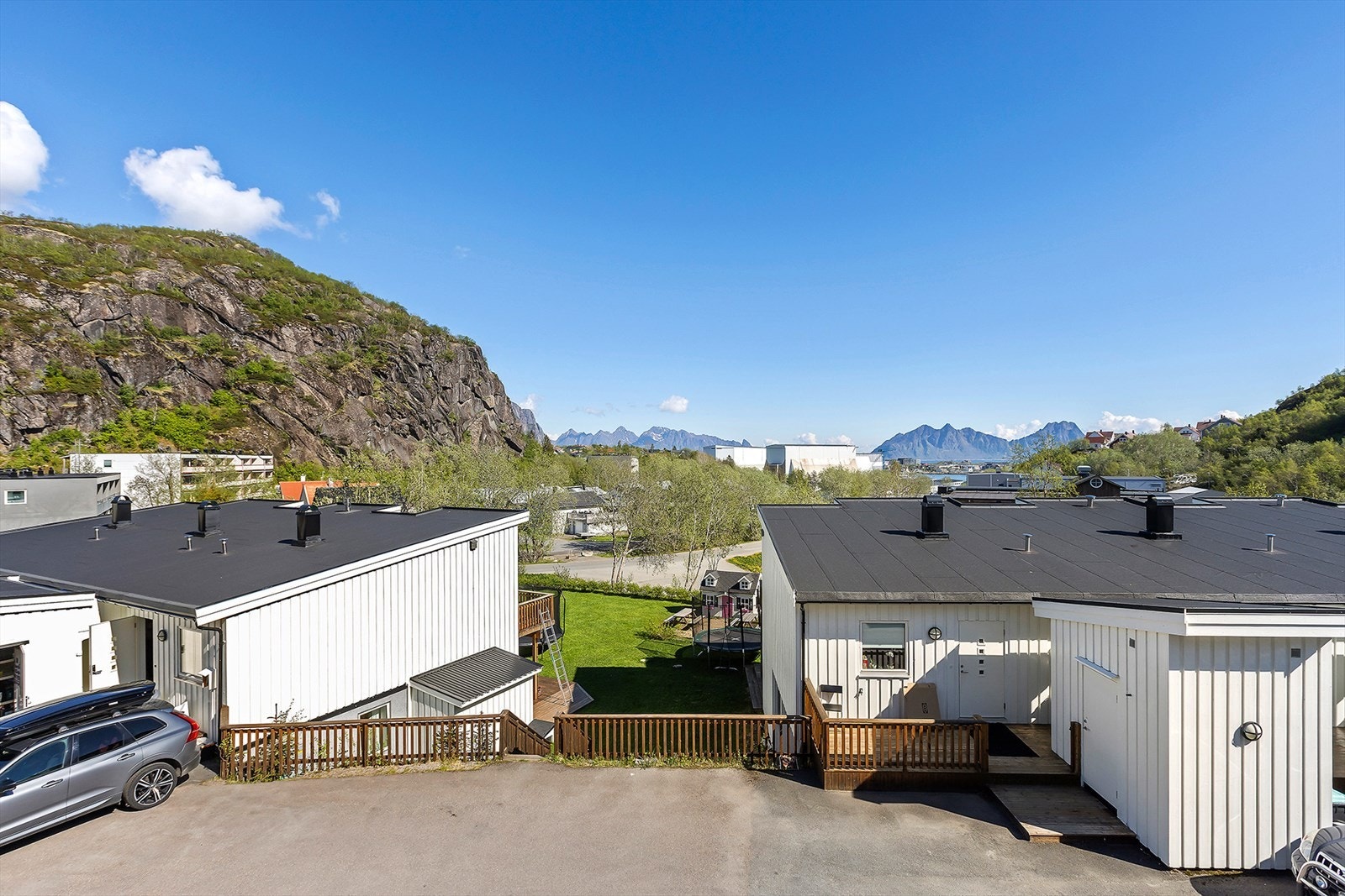 Utsikt mot fjell og sjø Galleribilde