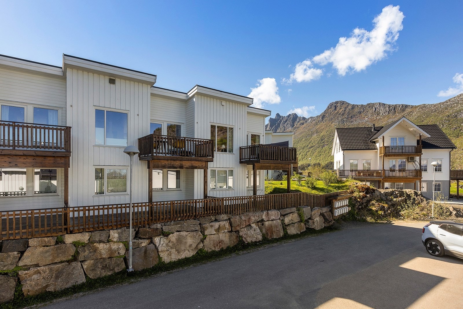 Fasade med stor terrasse og balkong Galleribilde