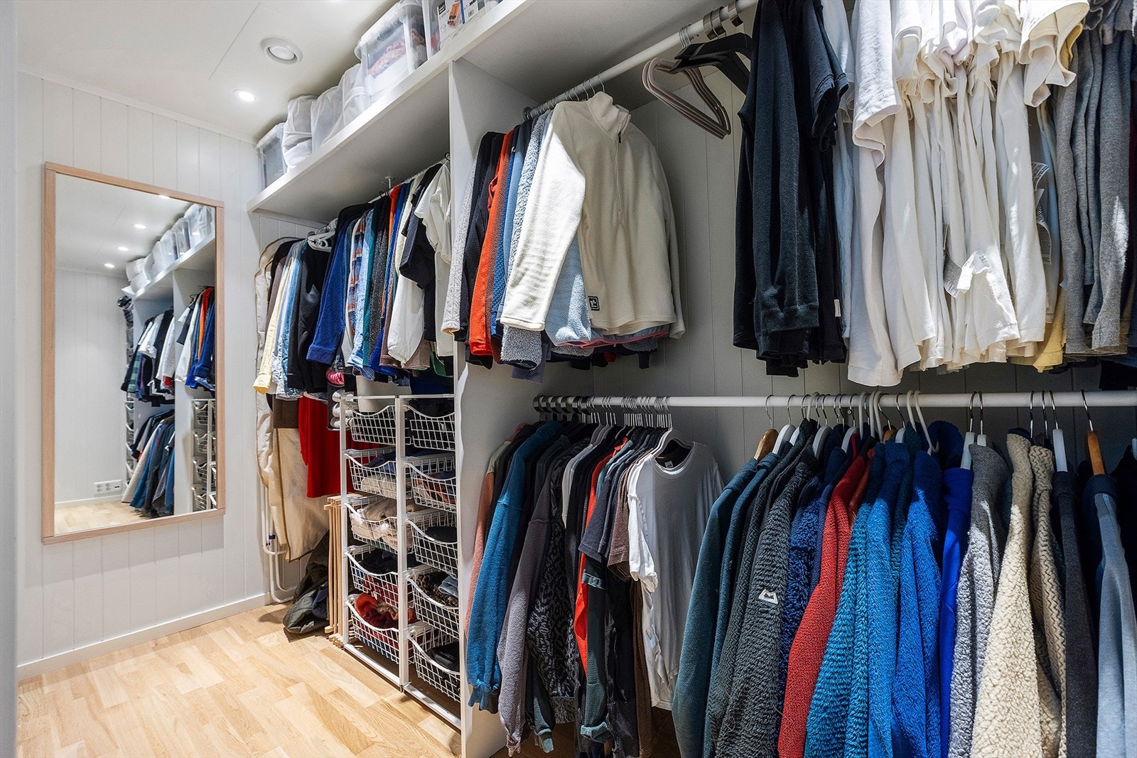 I gangen er det stort skap som fungerer som et walk in closet Galleribilde