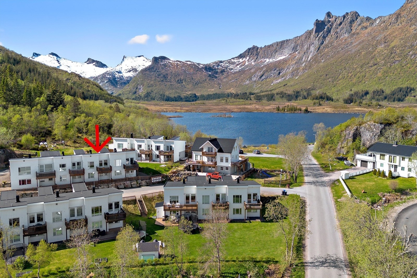 Rekkehus med svært god beliggenhet like ved badeplasser og skiløyper og populære fjellturer Galleribilde