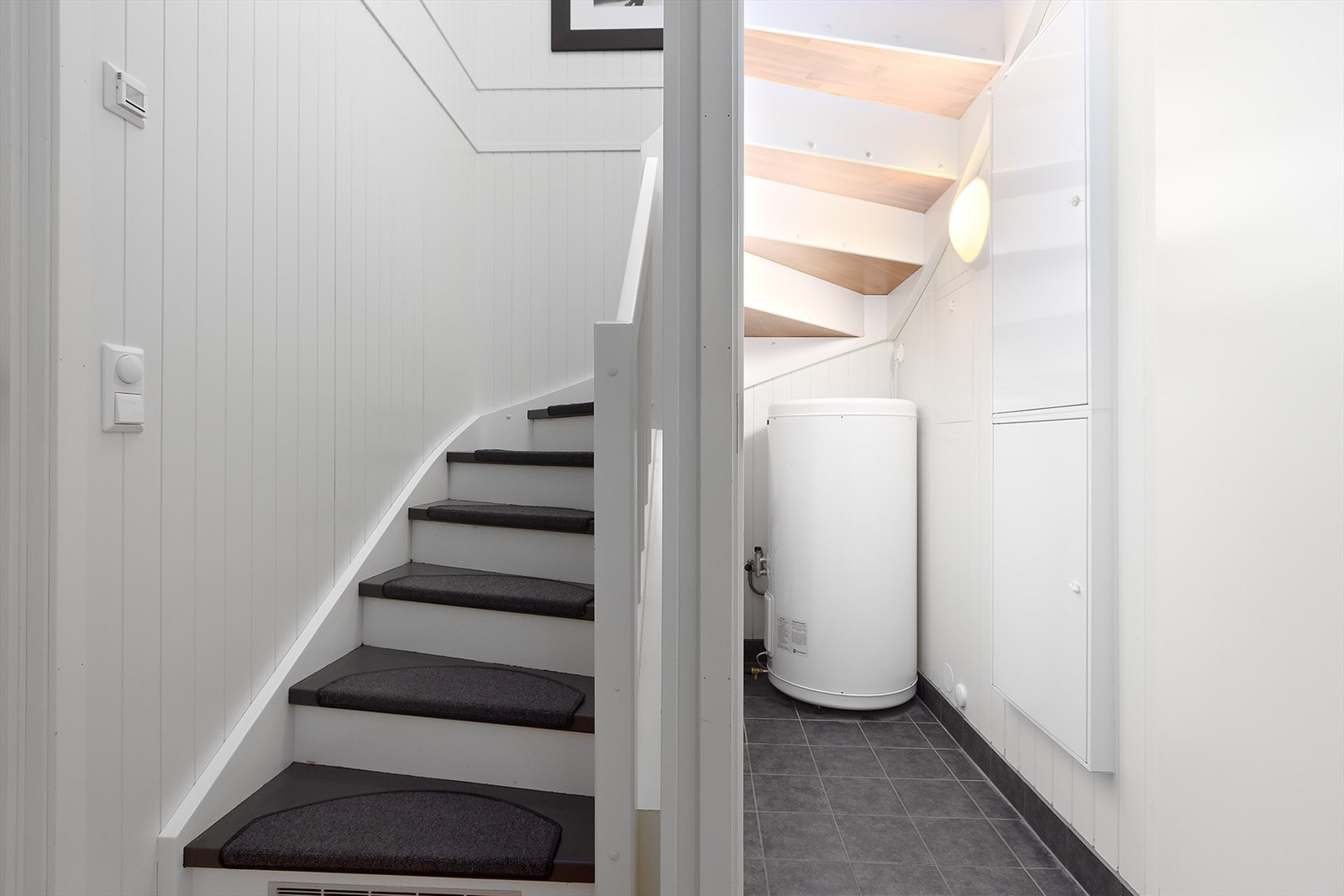 Det er bod under trappen Galleribilde