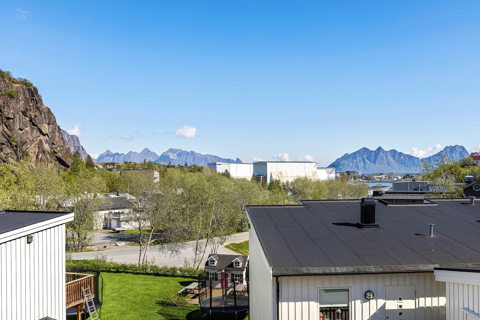 Utsikt mot fjell og sjø Galleribilde