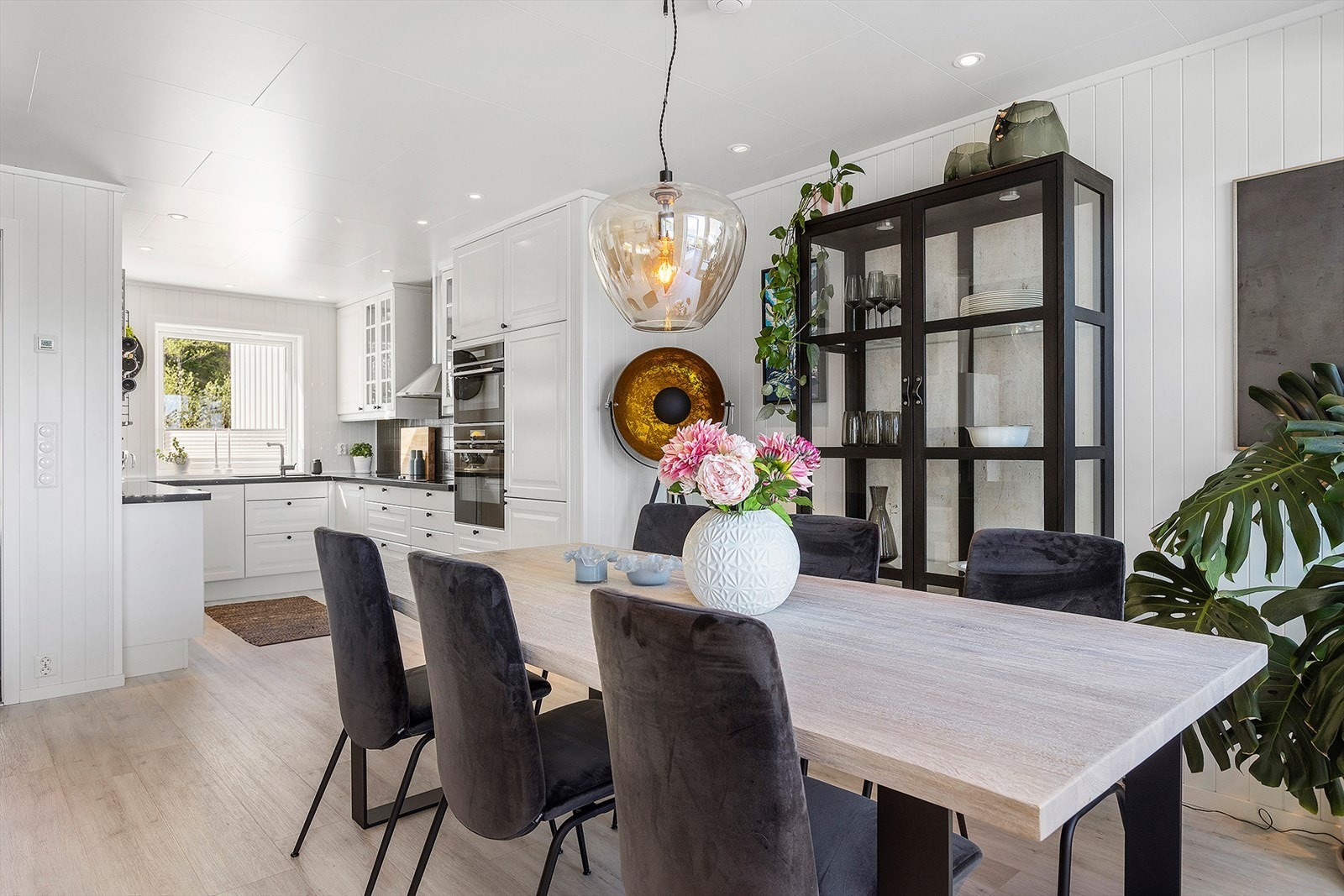 Stue og kjøkken har veldig god belysning med rikelig med downlights Galleribilde