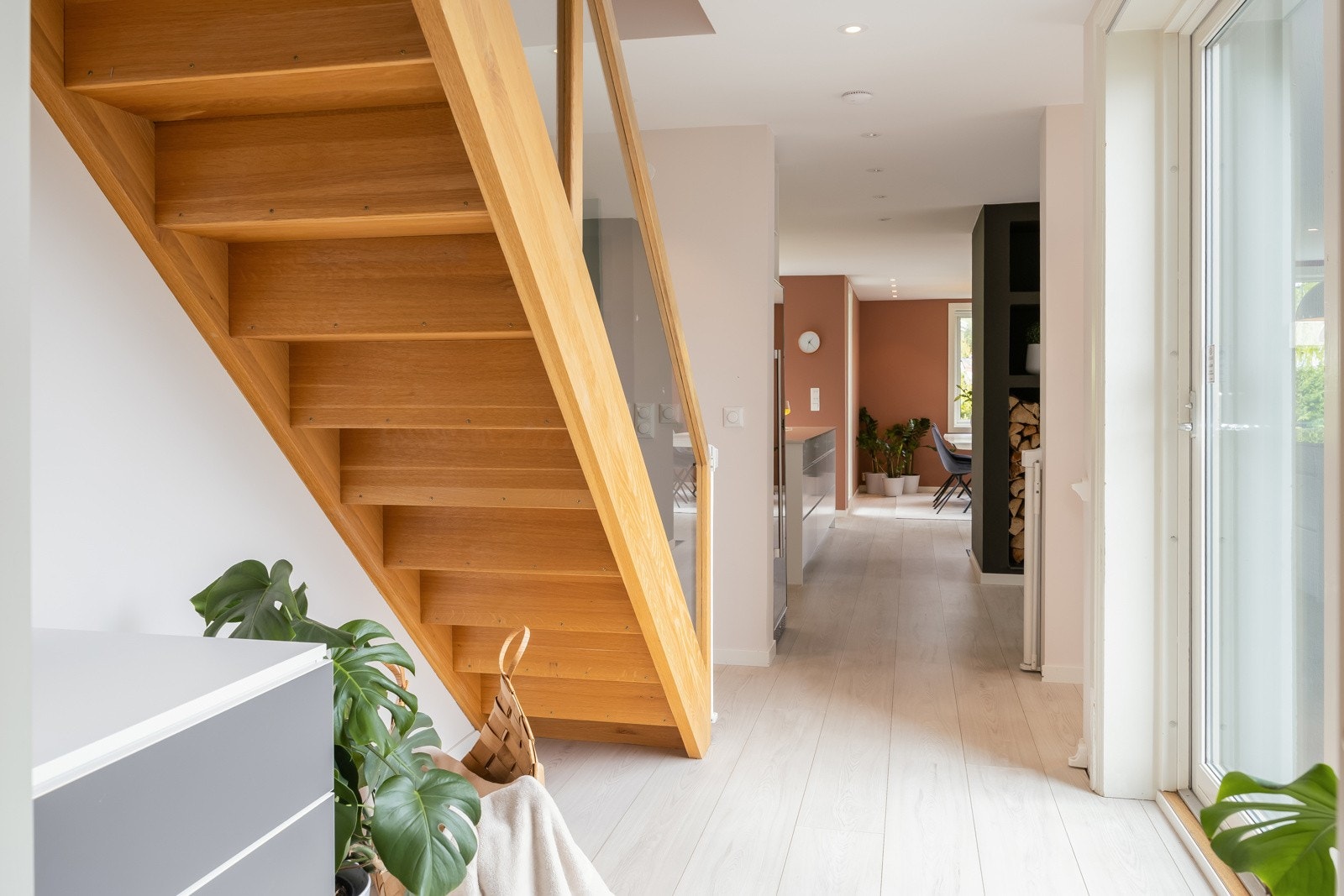 Overetasjen innehar fire fungerende soverom, loftstue, bad, bod og gangareal med kontorplass. Galleribilde