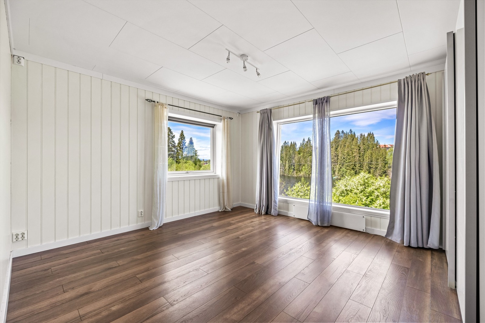 Rommet har god plass til stor garderobe for ekstra oppbevaring. Galleribilde