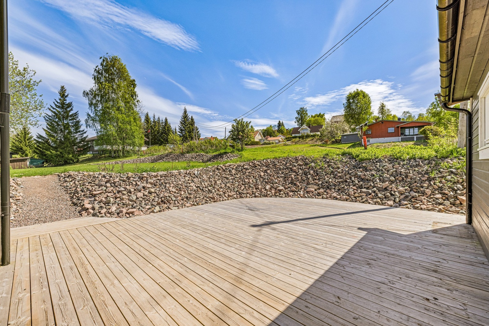 Her kan du nyte solen og ha full oversikt over barna som leker. Galleribilde