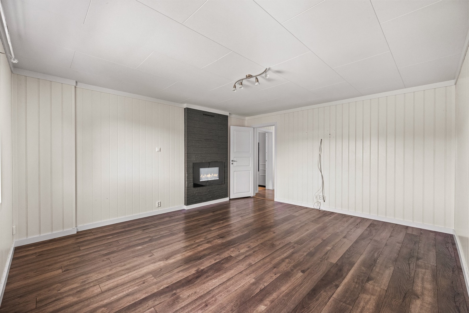 Rommet er svært romslig og har god plass til seng og garderobe. Galleribilde