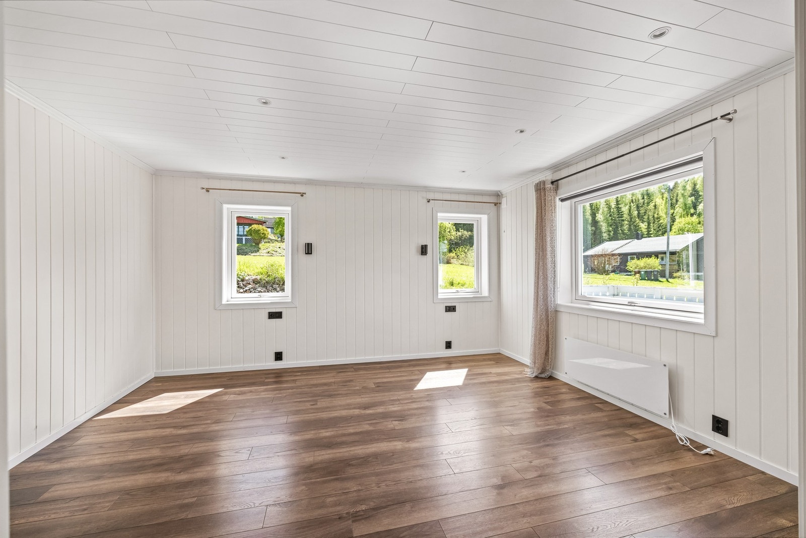 Rommet har store vindusflater og ligger i tilknytting til entréen. Galleribilde
