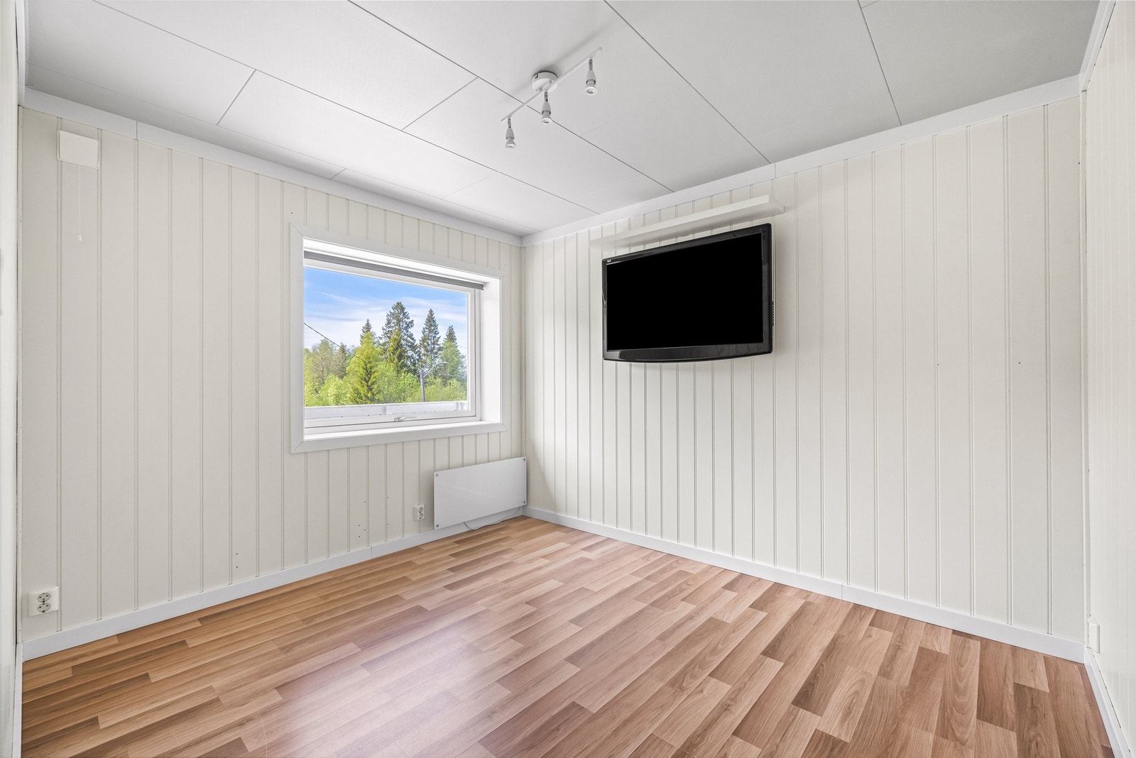 Boligen er bygget om har mange rom. Dette soverommet passer ypperlig som kontor eller gjesterom. Galleribilde