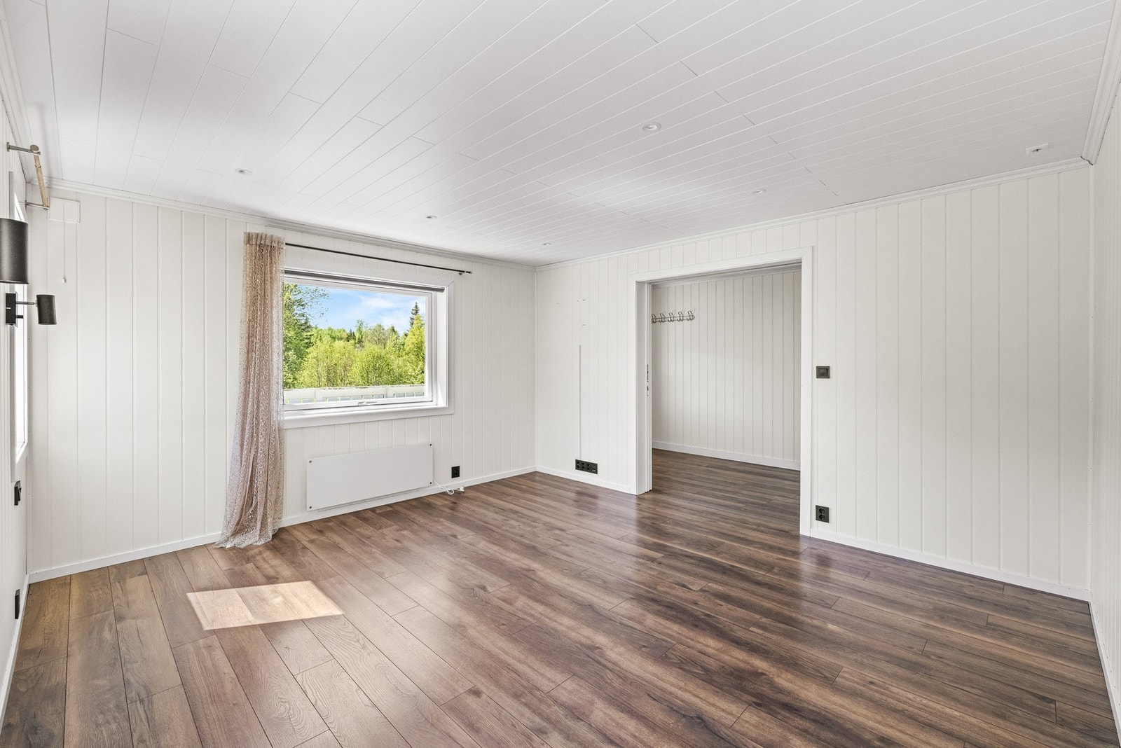 Første etasje har totalt 5 soverom, dette rommet passer også ypperlig som en stue grunnet rommets størrelse. Galleribilde