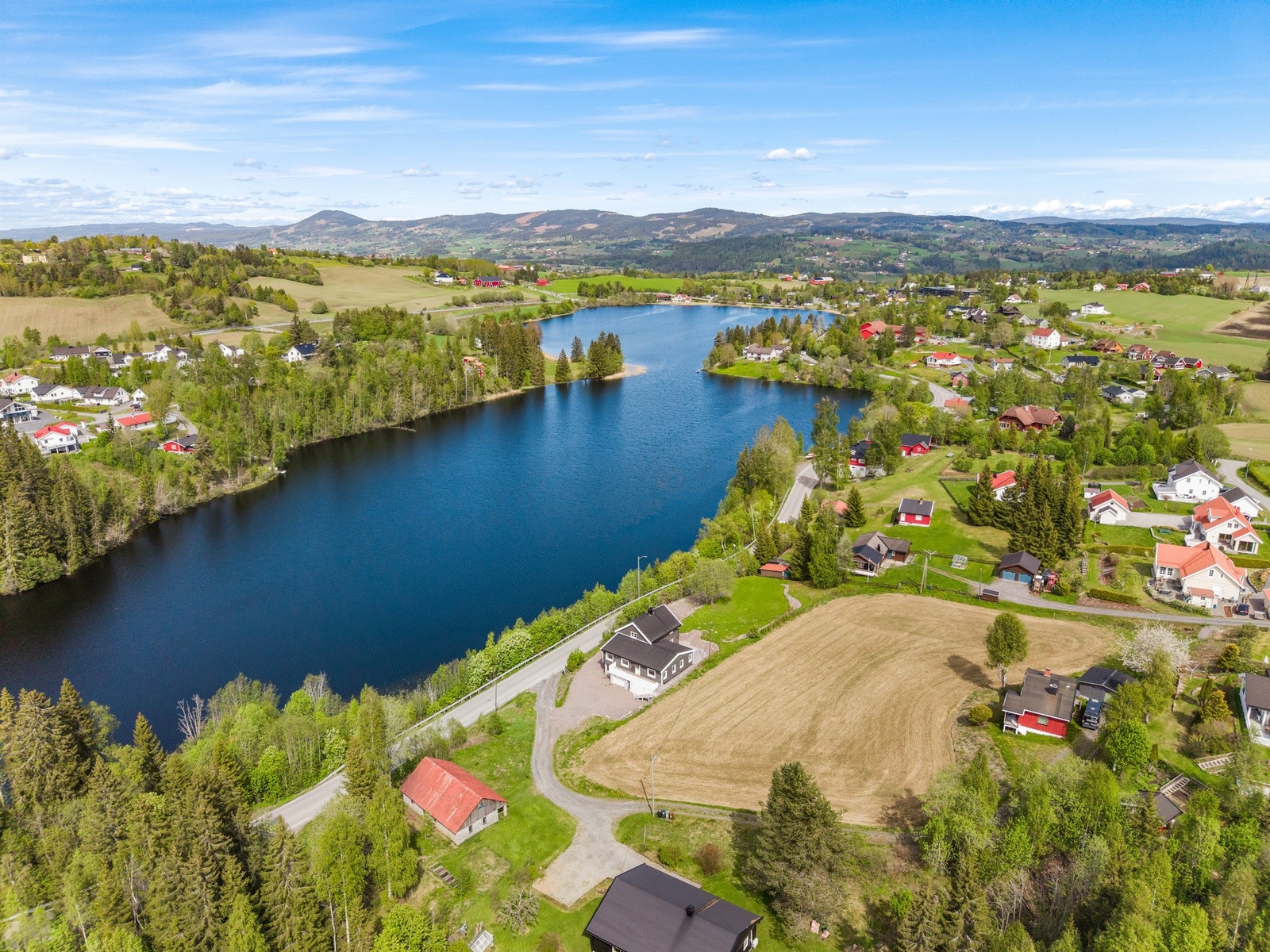 Nærmeste bussholdeplass nås på ca. 2-3 minutters gange. Galleribilde