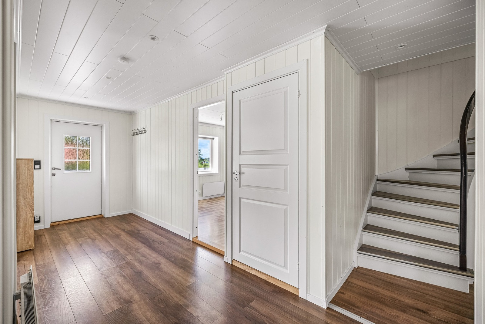 Entréen gir et ryddig og praktisk førsteinntrykk, med plass til oppbevaring av yttertøy og sko. Galleribilde