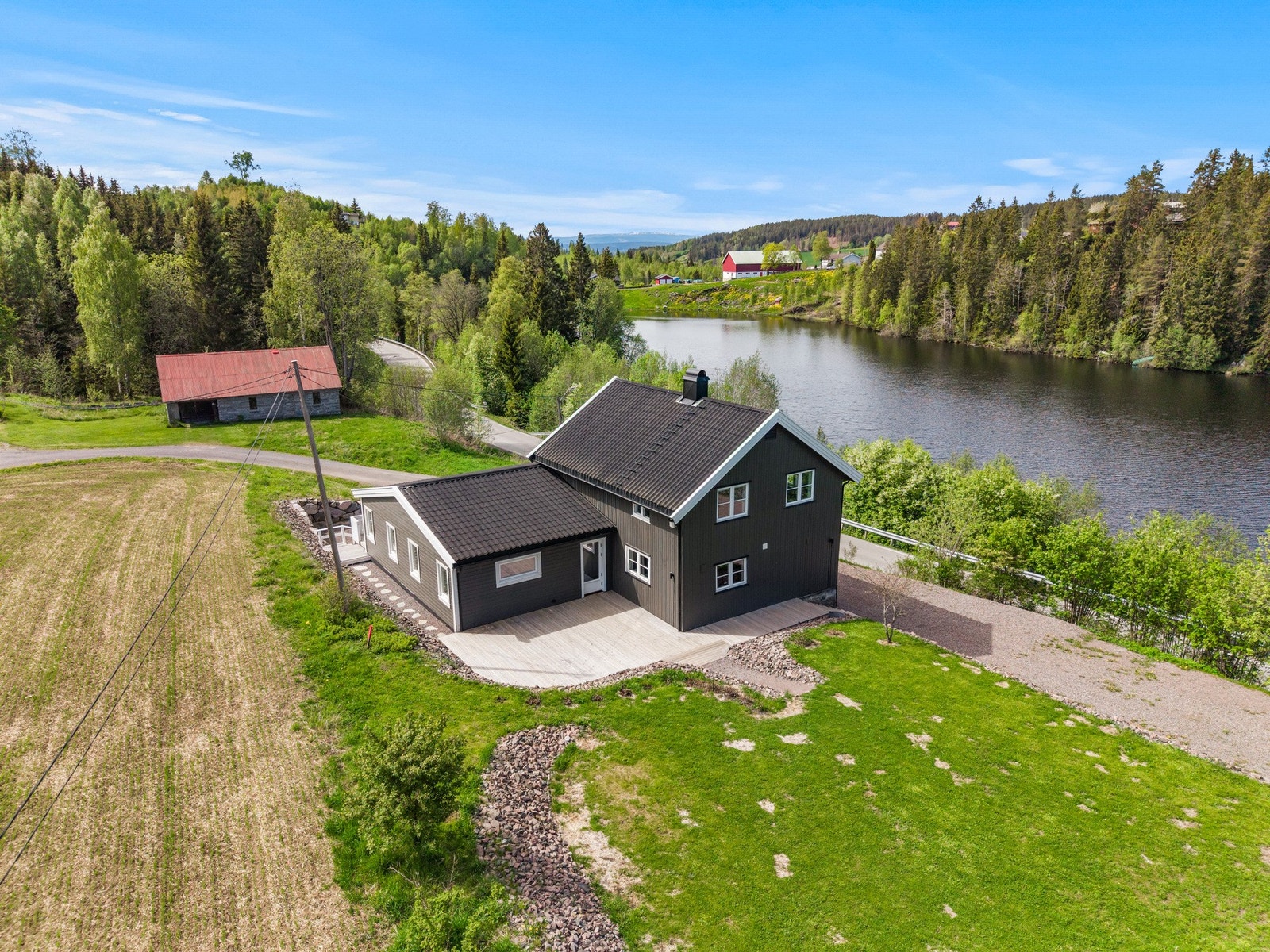 På baksiden av huset er det anlagt en stor plen. Galleribilde