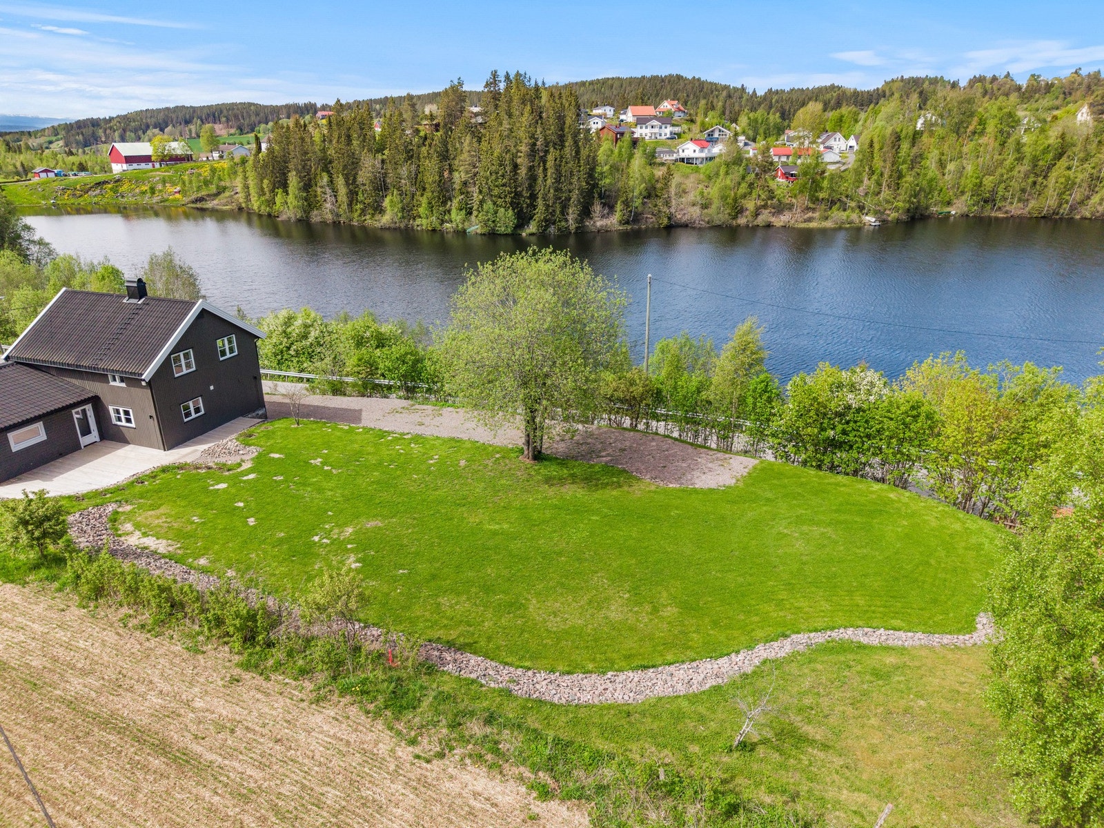 Her er det god plass til ballspill og huskestativ. Galleribilde