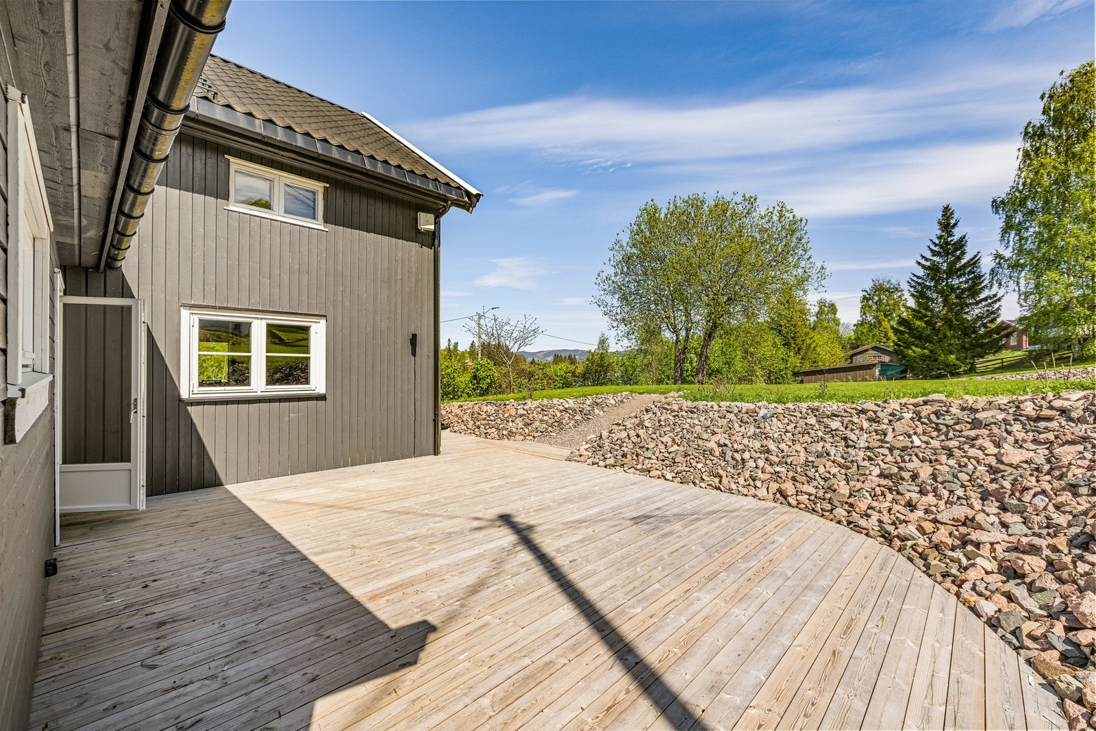 Terrassen er skjermet for innsyn og har god oversikt over hagen. Her er det bare å være kreativ med møbleringen. Galleribilde