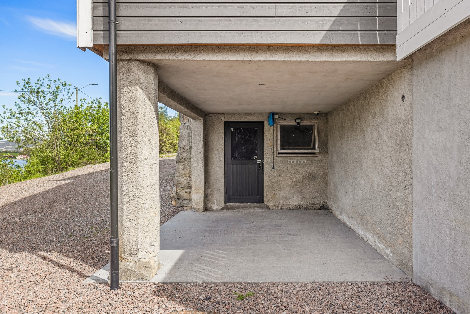 Boligens kjeller er benyttet som lagring og garasje. Galleribilde