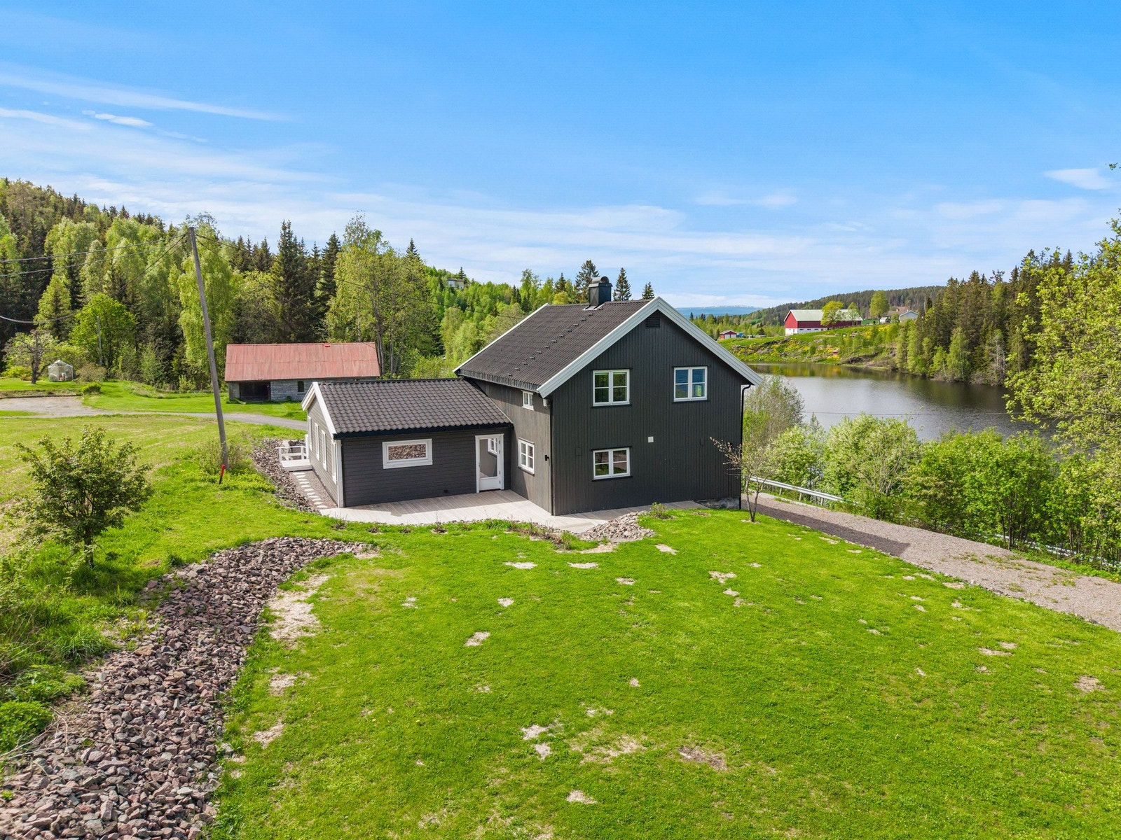 Hagen er skjermet for innsyn og pent opparbeidet med gressplen. Galleribilde