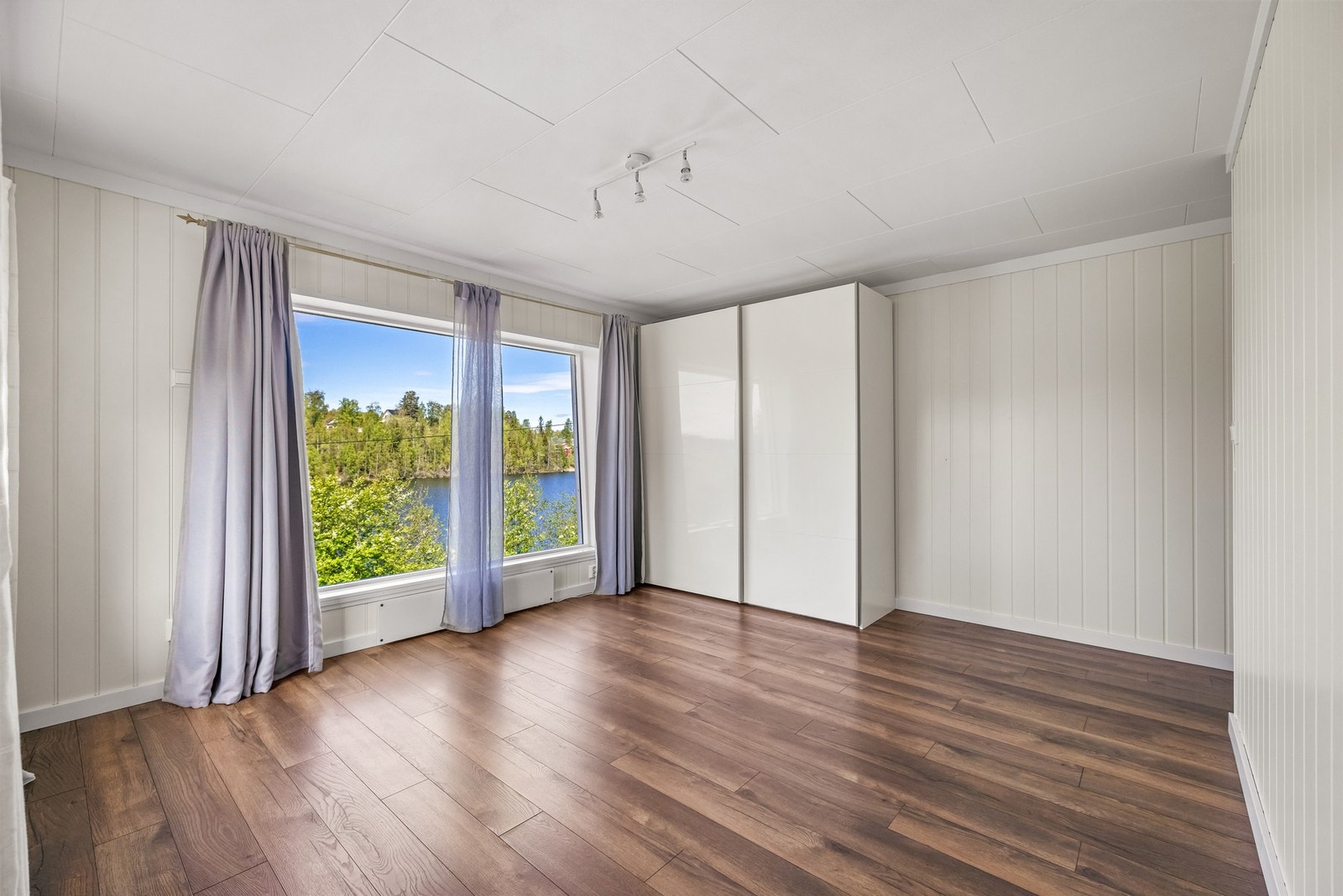 Rommet er innredet med stor garderobe. Galleribilde