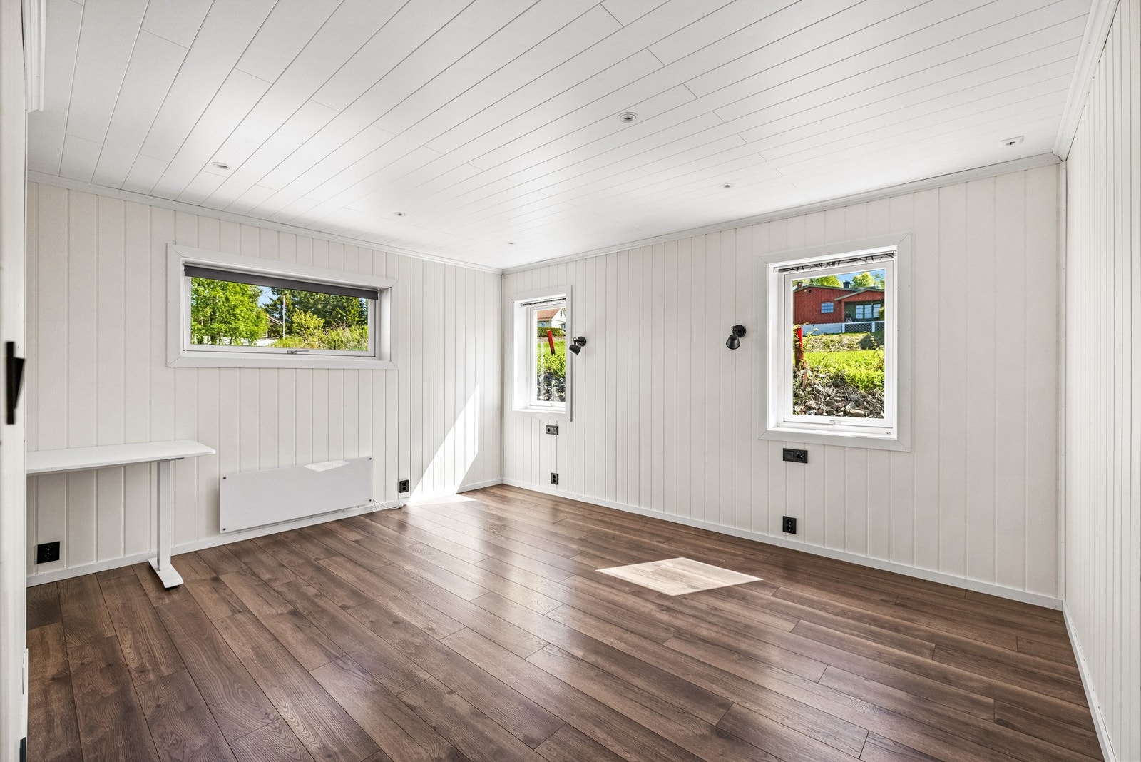 Soverom 4 i 1. etasje har god plass til dobbeltseng og vil også kunne gjøre seg godt som en stue da det er nært utgang til hage og terrasse. Galleribilde