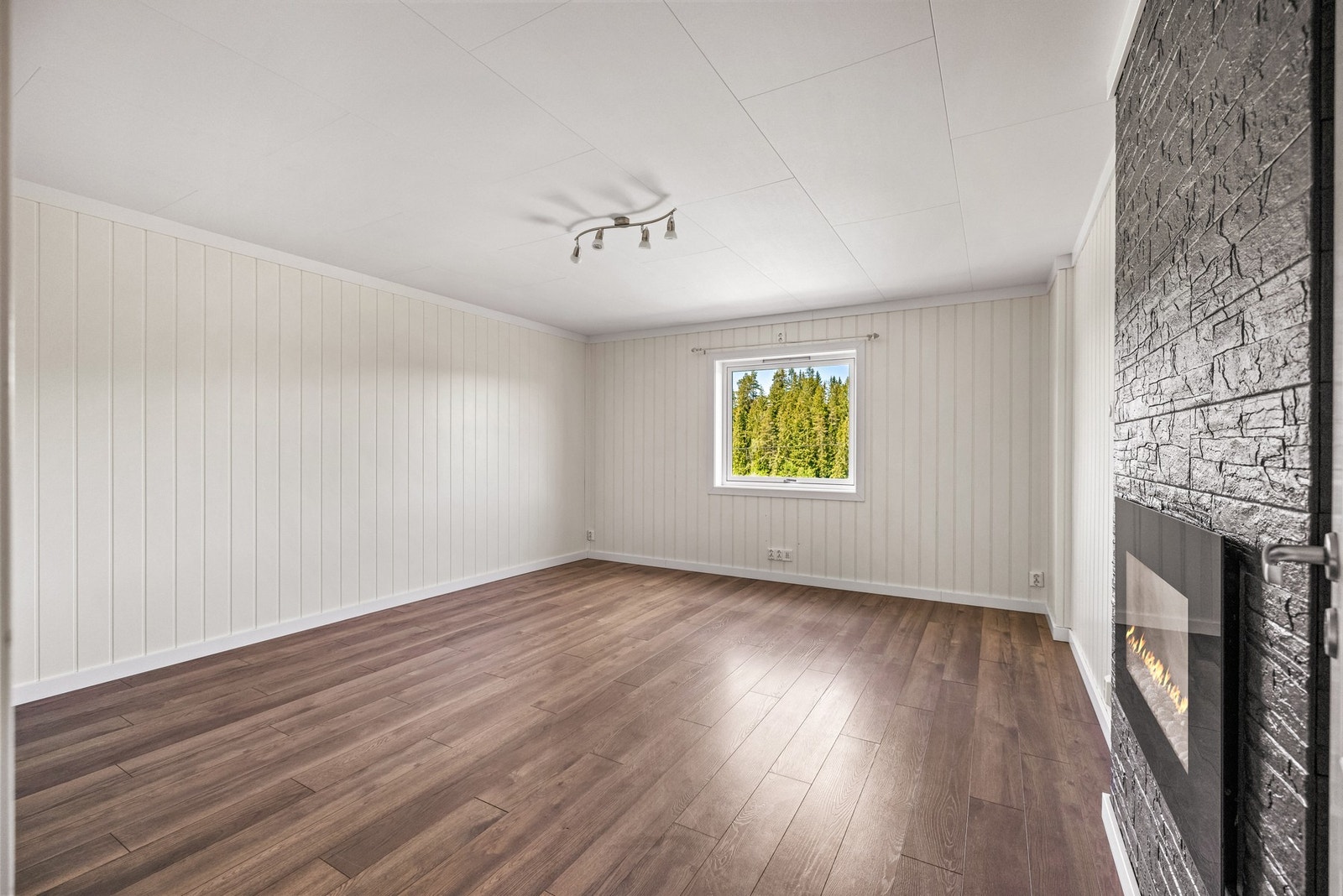 Rommet er lysmalt og har godt med lysinnslipp. Galleribilde