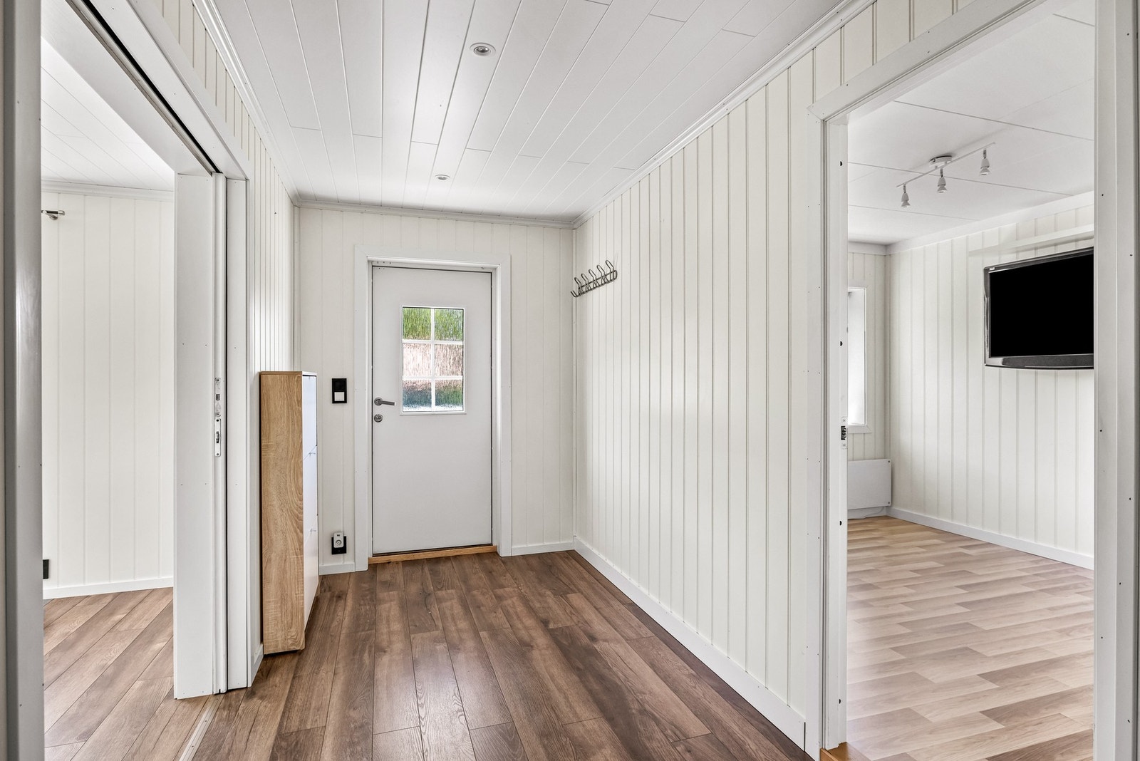 Entréen fungerer som et naturlig bindeledd mellom boligens etasjer og øvrige oppholdsrom. Galleribilde