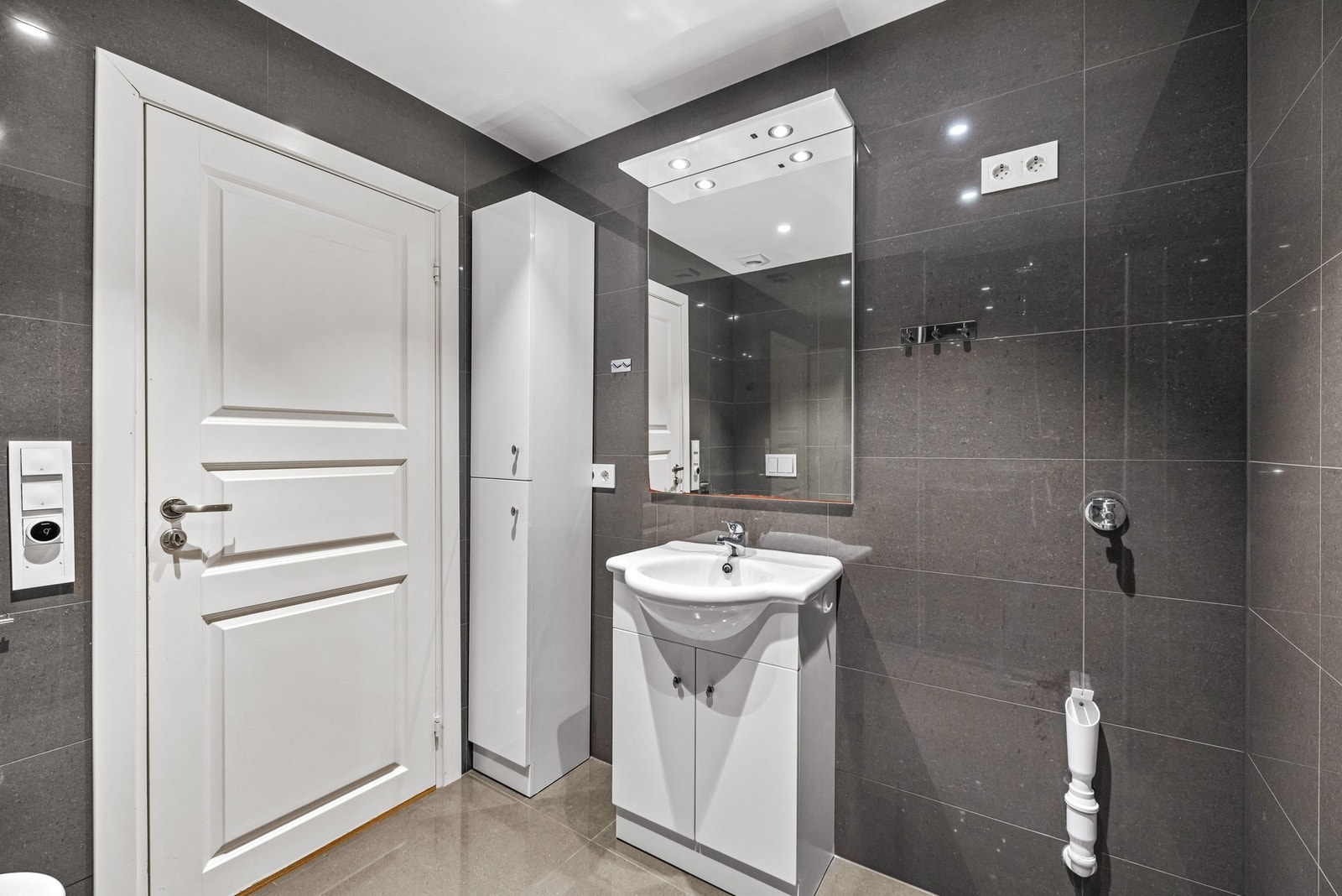 Badet i 1. etasje er utstyrt med fliser på gulv og vegger og elektrisk gulvvarme. Galleribilde
