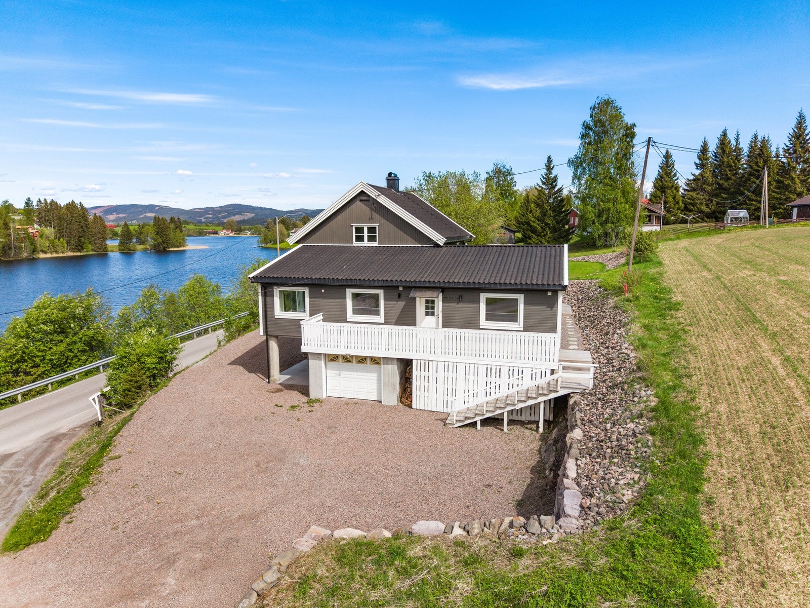 Her har du stor gårdsplass med plass til flere biler. Galleribilde