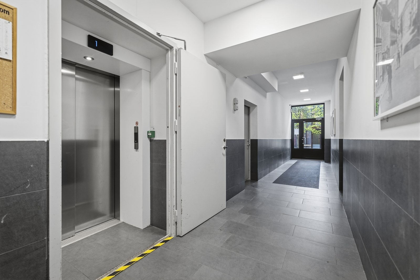 Det er heis i bygget. Inngang fra 2.etasje også. Galleribilde
