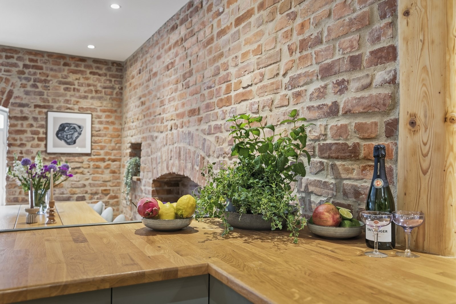 Åpen kjøkkenløsning som gjør kjøkkenet sosialt, hvor verten som står for matlagingen kan holde praten gående med gjestene til bords. Galleribilde
