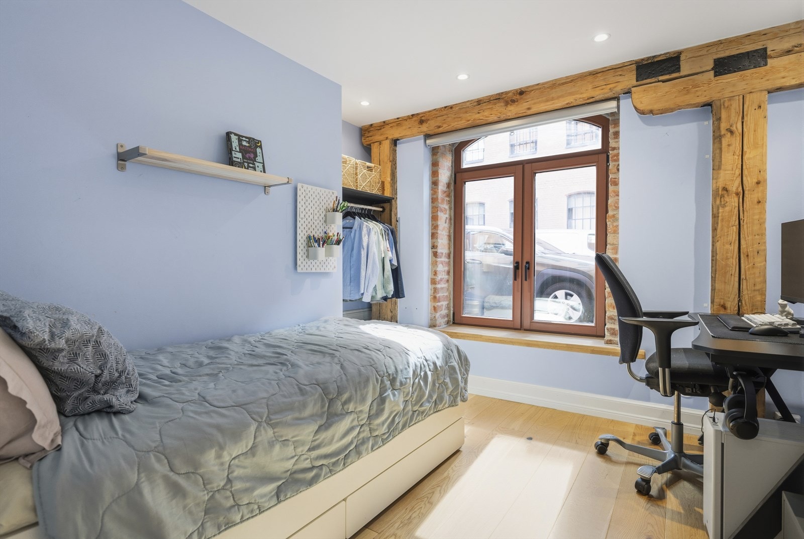 Installert nye 3-lags vinduer i 1. etg, med foliering for redusert innsyn (LVL AS). Galleribilde