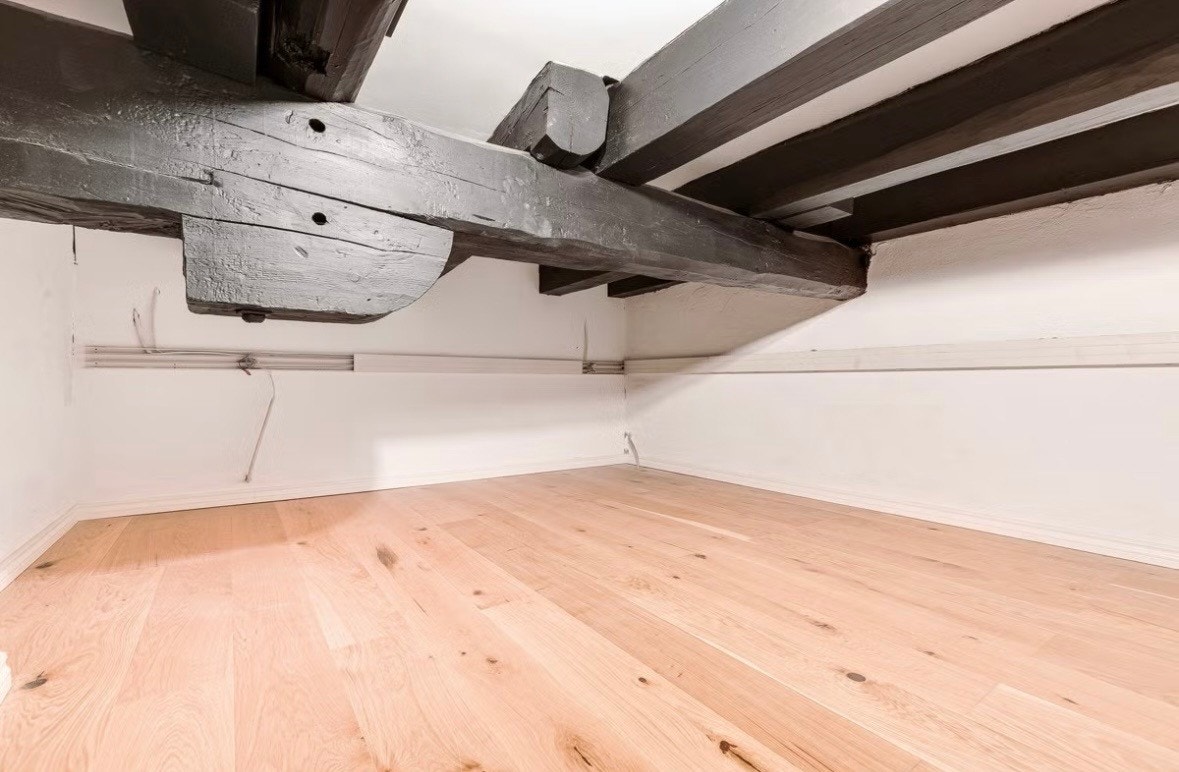 Krypkott innenfor trapperom/kjøkken på ca. 11 kvm med 119 cm takhøyde under flertall av bjelker. Galleribilde