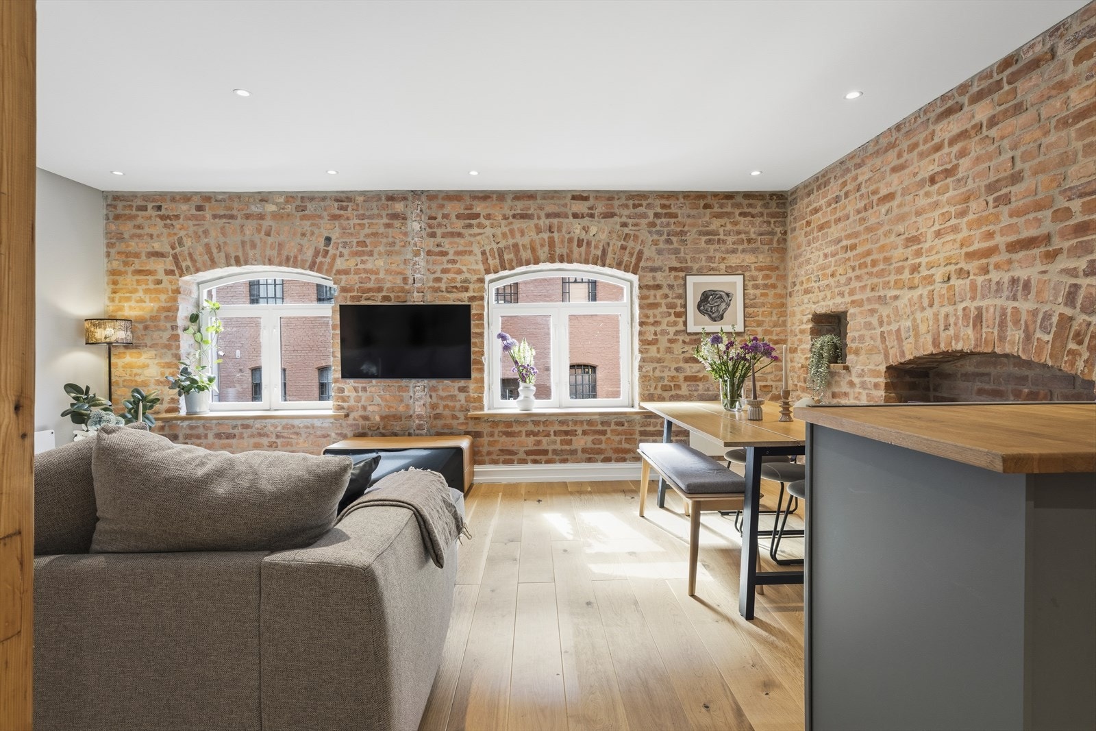 I stuen er det plass til en sofa med tilhørende stuebord samt har du også plass til et stort spisebord. Galleribilde