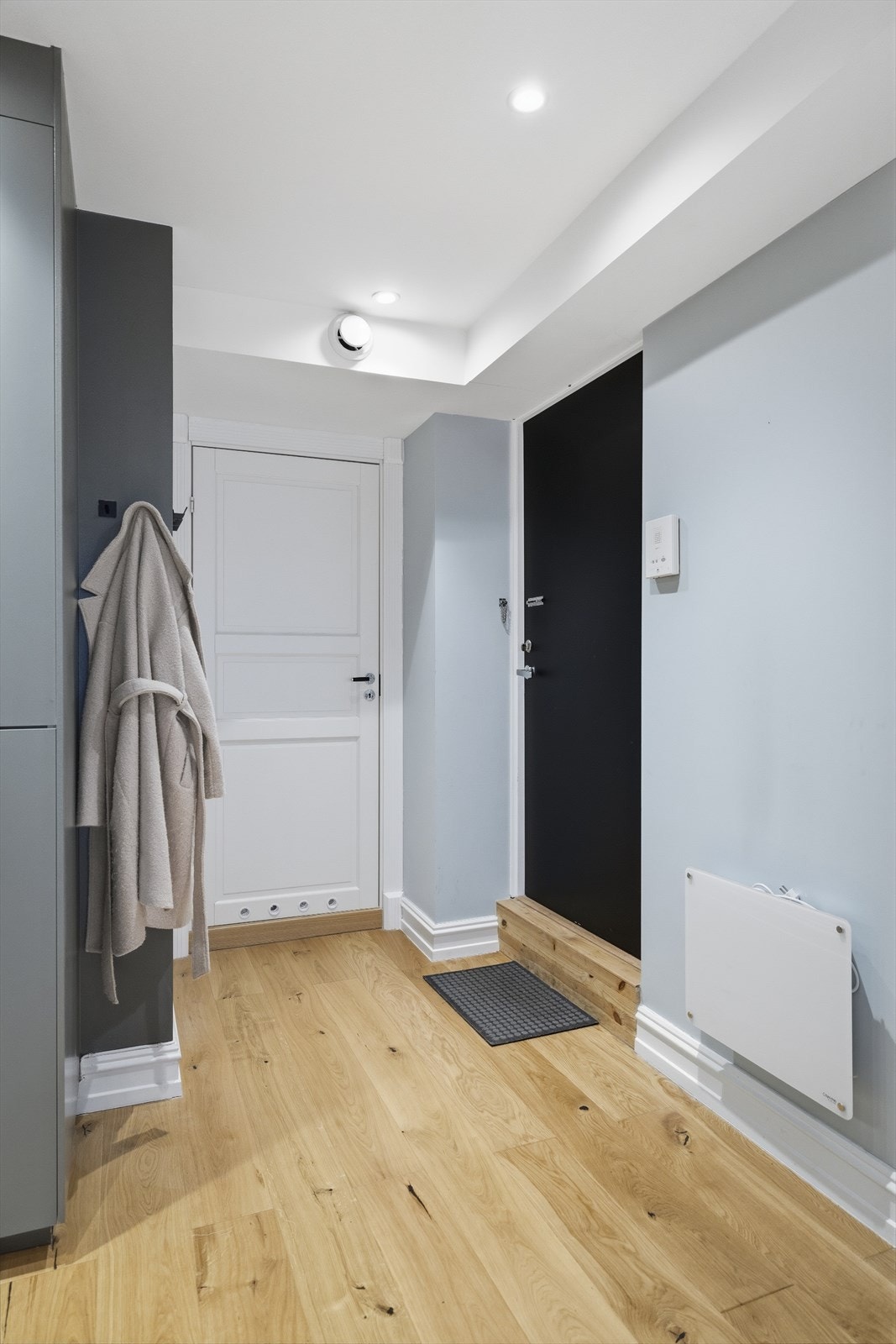 Entré i 2.etasje med plass til jakkeoppheng og skohylle. Galleribilde