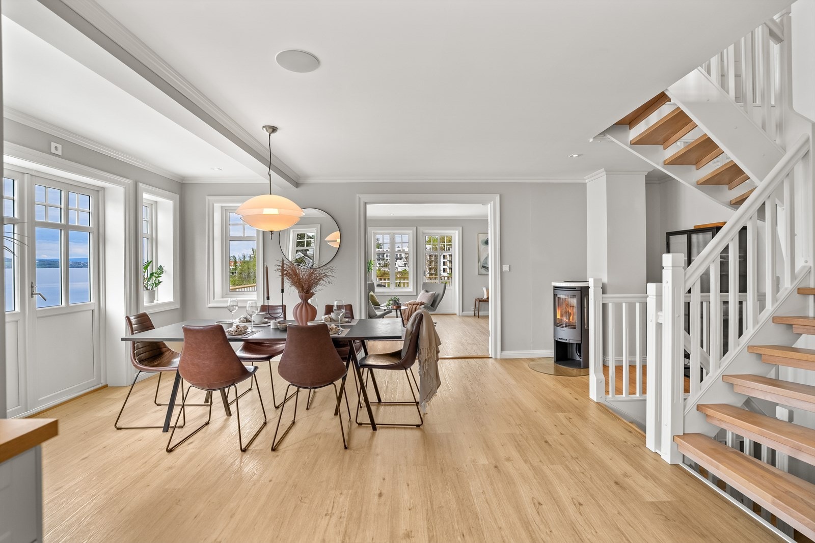 Trapp til kjeller og 2. etasje Galleribilde
