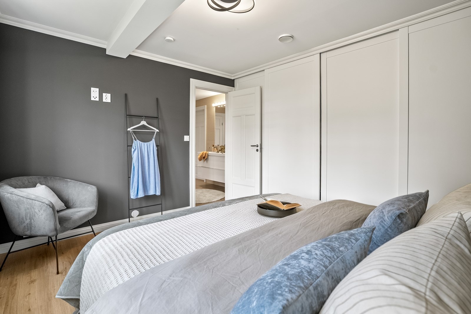 Her har man godt med garderobeplass og direkte adkomst til badet og walk-in-closet Galleribilde