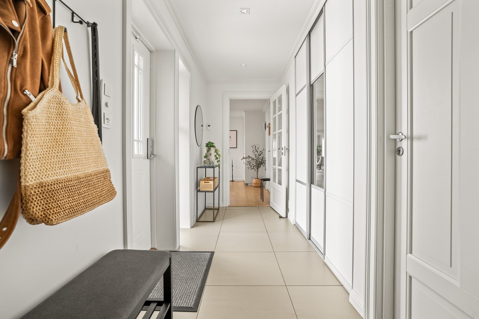 Flott entré med adkomst til både vaskerom og garasjen. Galleribilde