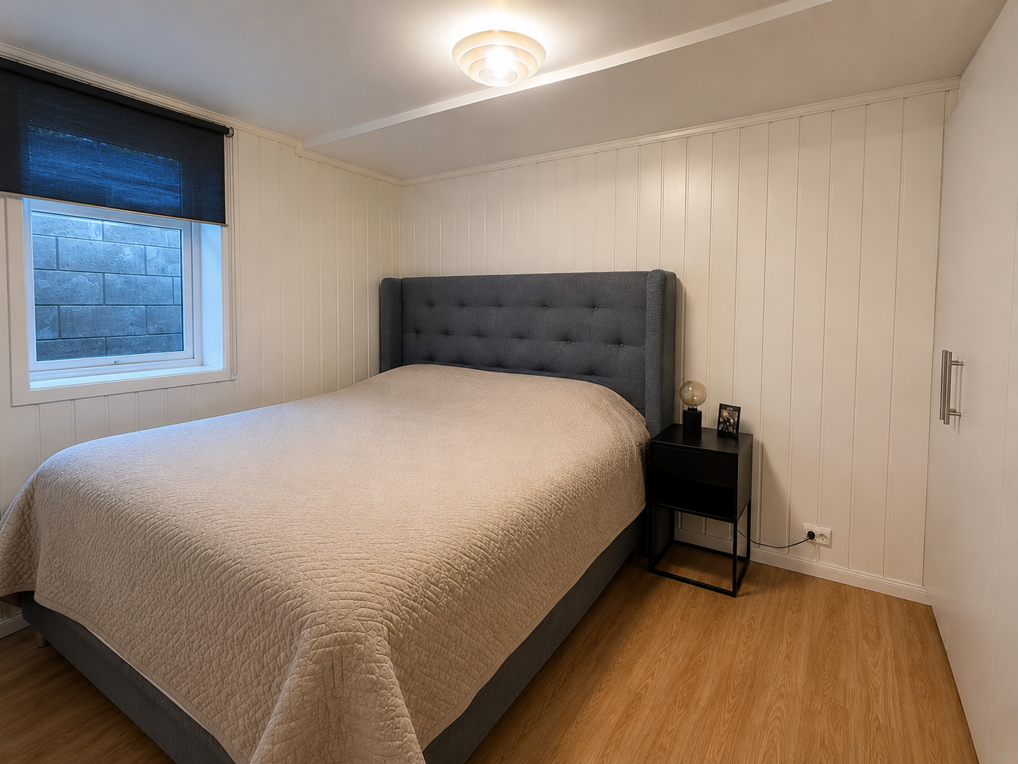 Soverom med plass til dobbeltseng og nattbord. Stort integrert garderobeskap. Galleribilde