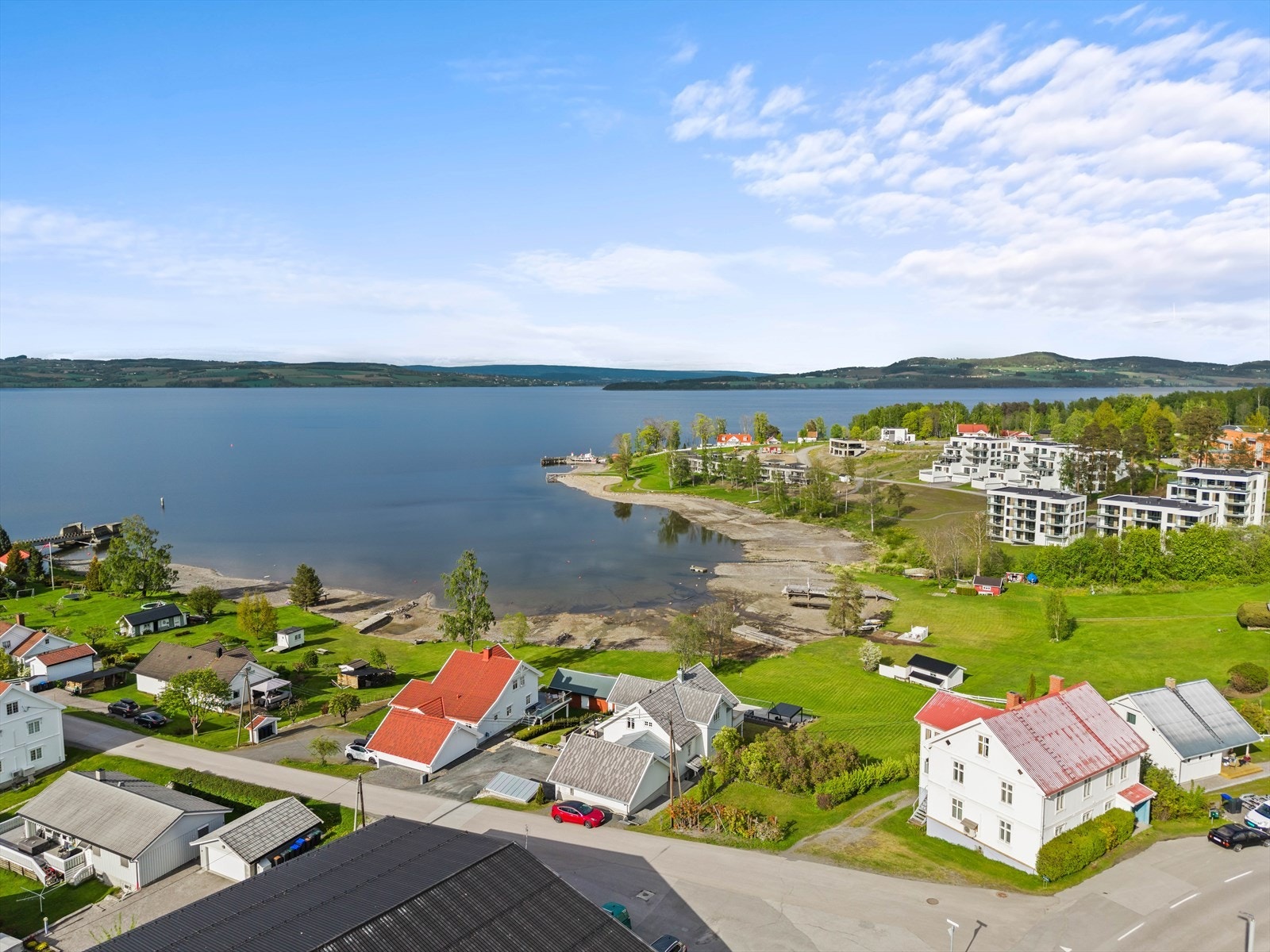Svært Mjøsnært med kun en kort spasertur fra det nye treningssenteret, Kiwi, restaurant og kulturtilbud Galleribilde