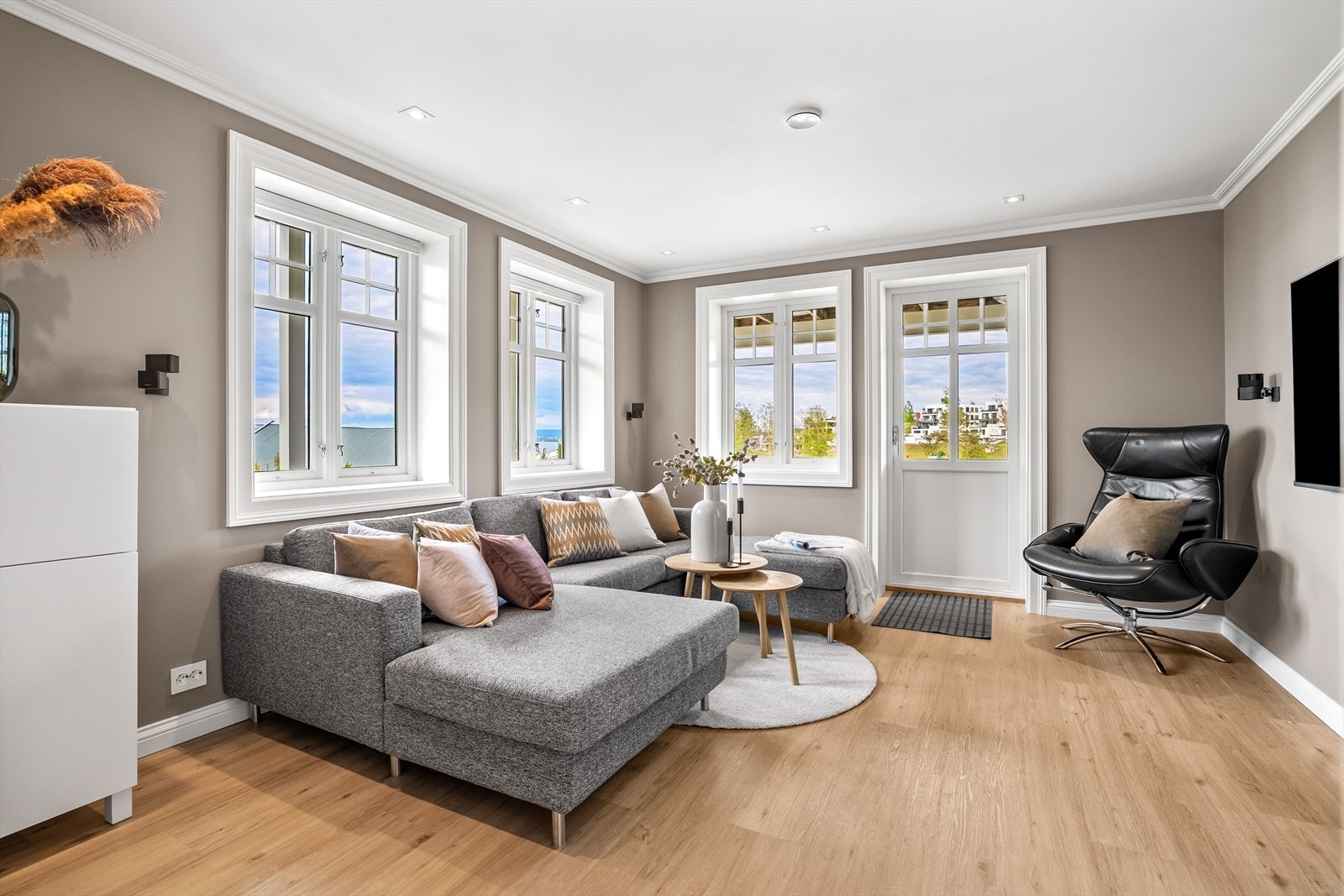 I kjelleren er det en flott stue med adkomst til fremsiden av huset Galleribilde
