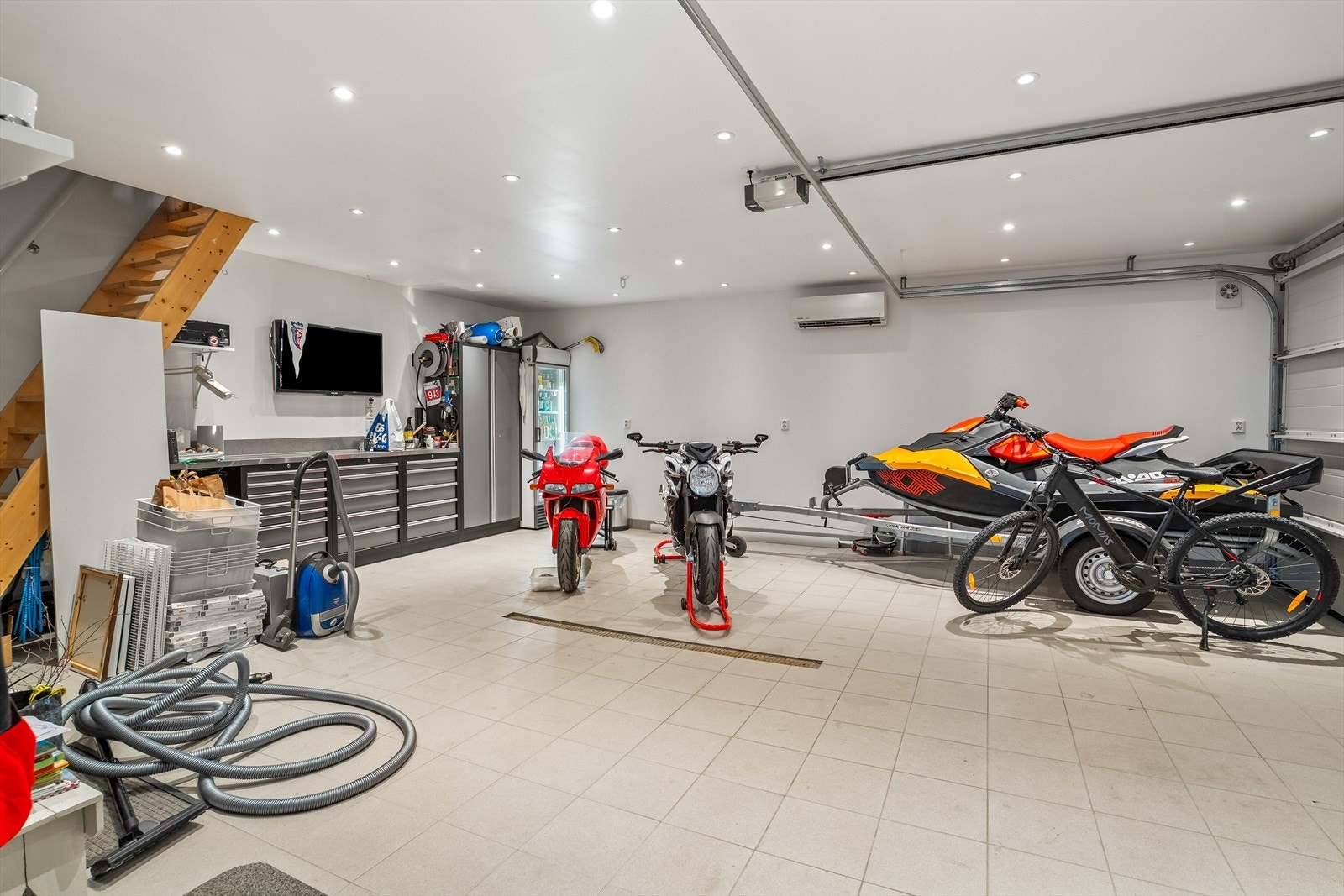 Stor dobbel, isolert garasje med downlights, varmepumpe, og stort lagringsloft Galleribilde