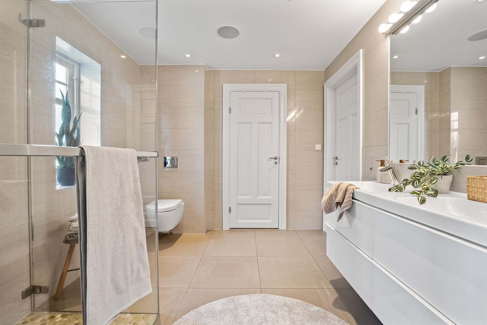 Fra badet er det videre adkomst inn i walk-in-closet Galleribilde