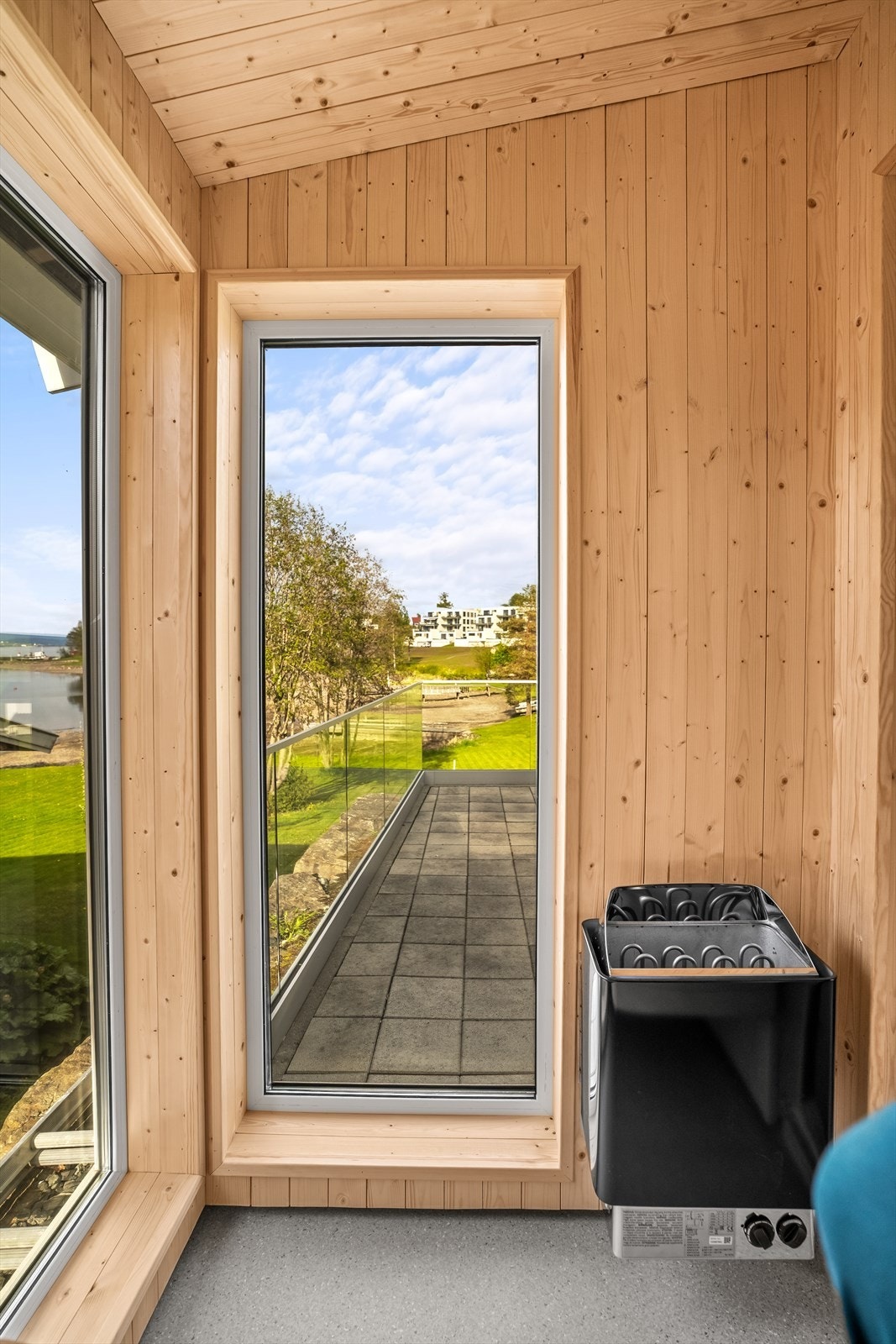 Boden er innredet med en nesten ferdigstilt badstue (mangler å tilkoble strøm). Galleribilde