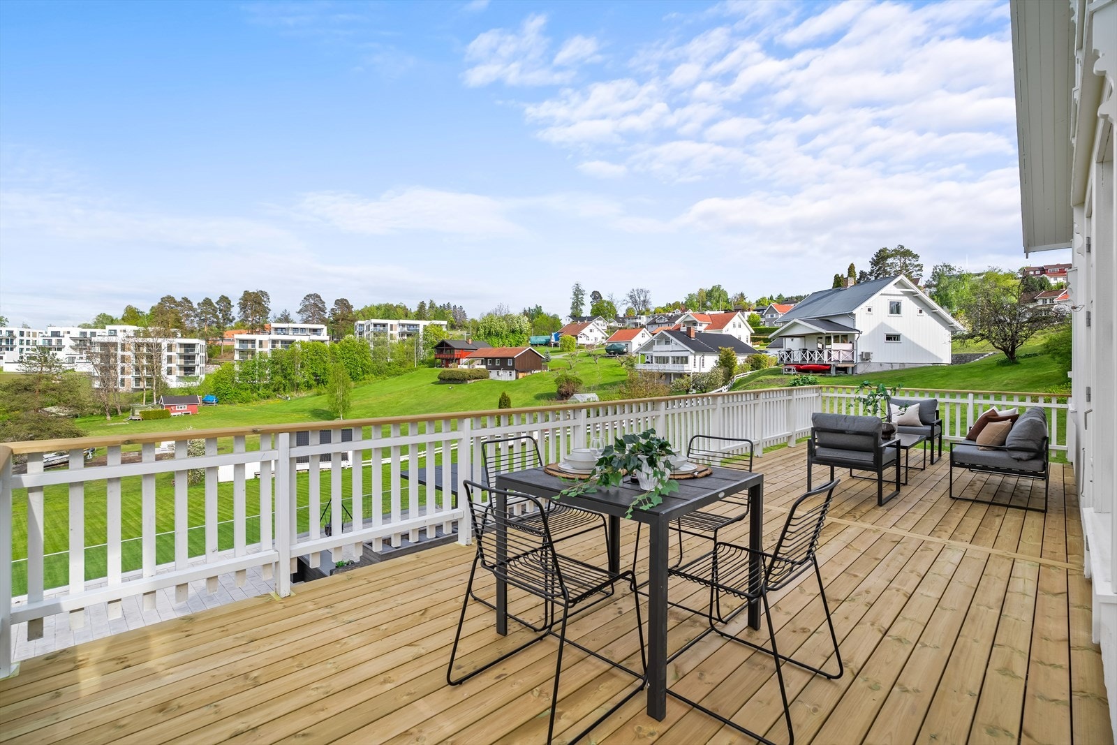 Fantastisk terrasse med nydelig utsyn og skjermet beliggenhet Galleribilde