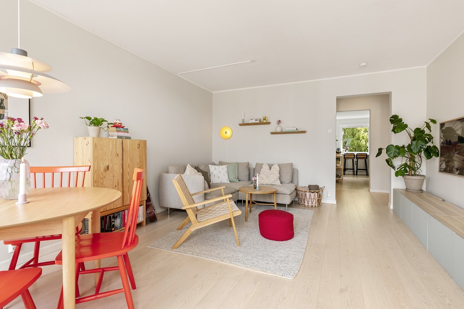 Leiligheten ble pusset opp i 2021 - her ble det lagt nytt gulv, nye lister og sparkel på vegger og himling. Et moderne rom som enkelt kan møbleres etter egne ønsker og behov. Galleribilde