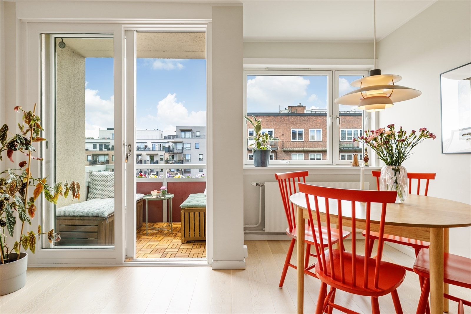 På de varme dagene er det deilig å kunne sett opp balkongdøren og binde sammen inne- og uterom. Leiligheten i 5.etg, noe som sikrer høyt og fritt utsyn! Galleribilde